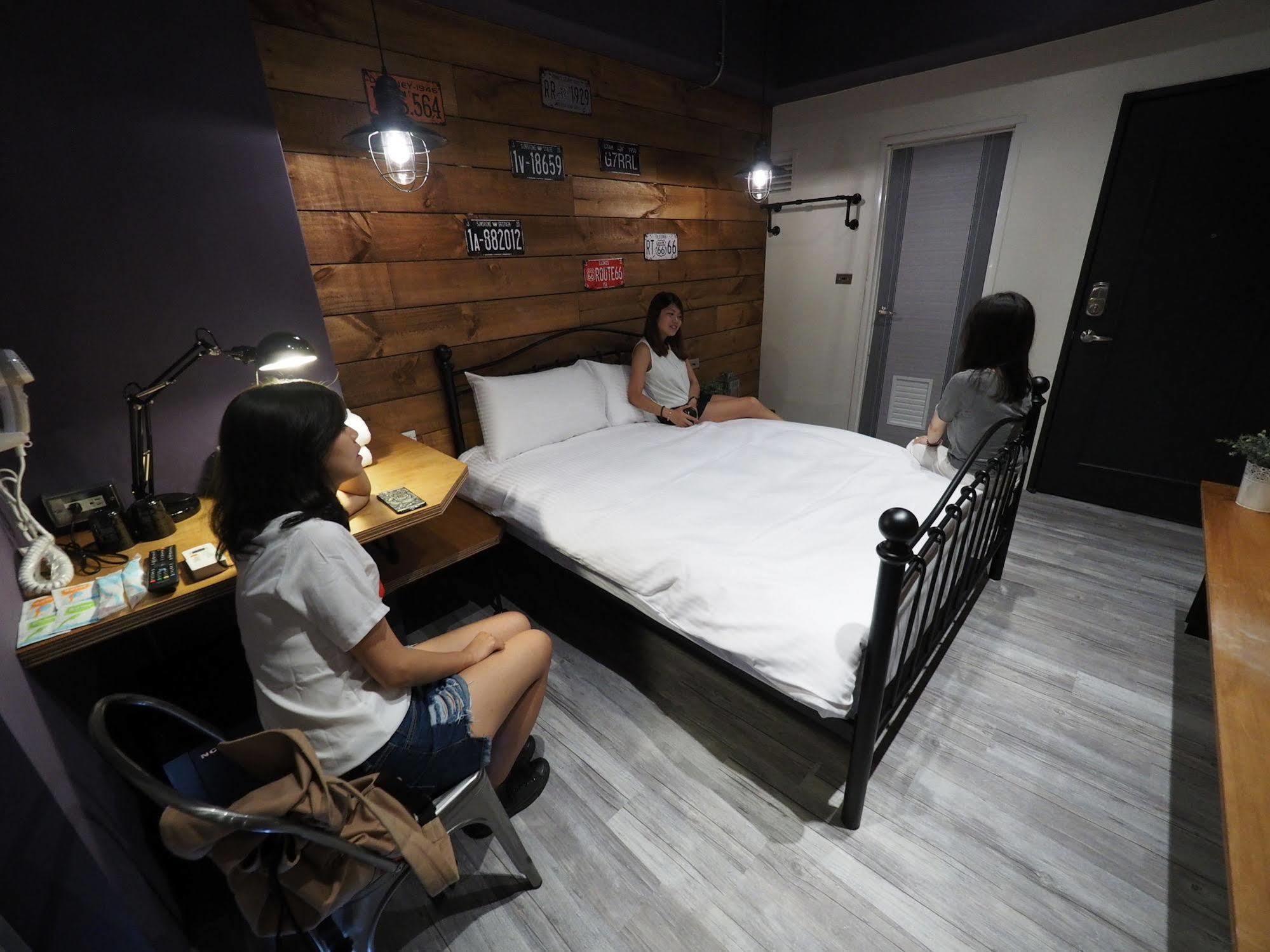Loft Hostel Fengjia Taichung Exterior photo
